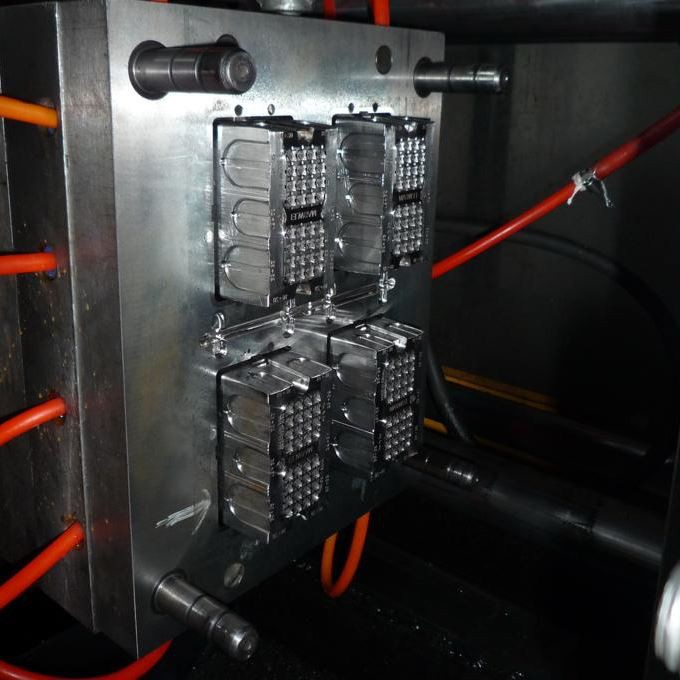 플라스틱 사출 성형 작업 방법